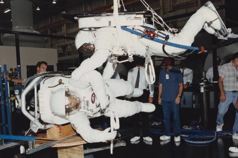 STS-64 SAFER exercise in bldg 9NW on the air-bearing floor