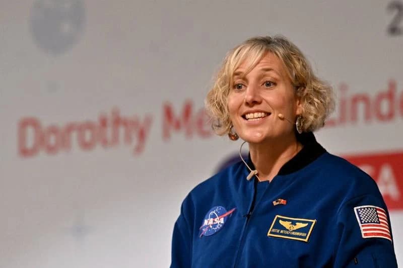Retired NASA astronaut speaks during ''Launching Your Big Dreams'' seminar