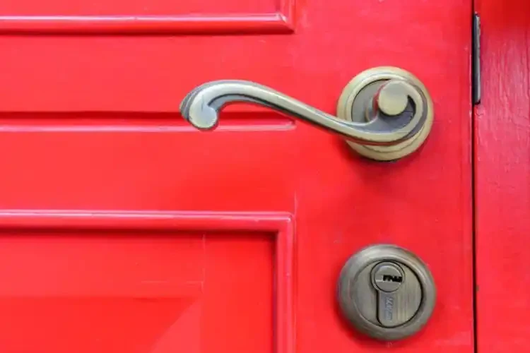 Stop The Door From Shutting With The Use Of Rubber Band
